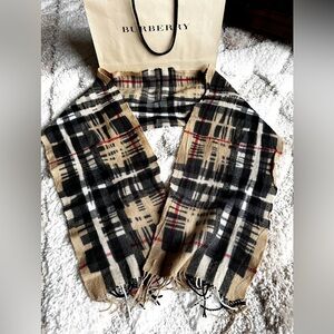 Auth Burberry mega classic check black beige cashmere blend fringe scarf shawl
